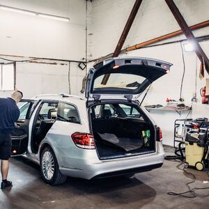 Professionelle Fahrzeugreinigung und Aufbereitung in Hamburg