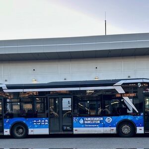 Seitenansicht eines HVV-Busses mit Werbung für Fahrzeugrein Dabelstein