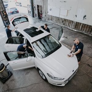 Professionelle Fahrzeugreinigung und Aufbereitung in Hamburg
