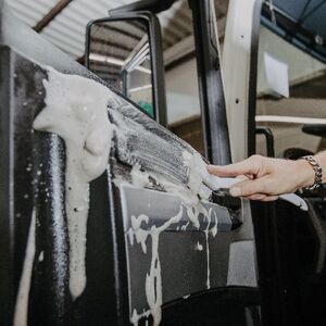 Professionelle Fahrzeugreinigung und Aufbereitung in Hamburg
