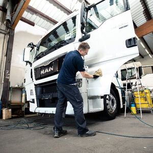 Professionelle Fahrzeugreinigung und Aufbereitung in Hamburg