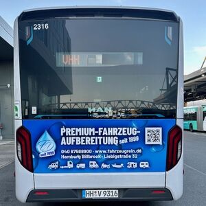 Heckansicht eines HVV-Busses mit Werbung für Fahrzeugrein Dabelstein
