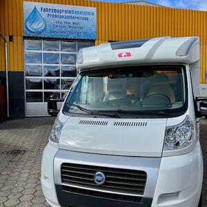 Hof der Firma Fahrzeugrein Dabelstein in Hamburg Billbrook mit einem Caravan