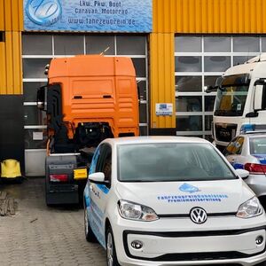 Hof der Firma Fahrzeugrein Dabelstein in Hamburg Billbrook mit einem PKW und mehreren LKW